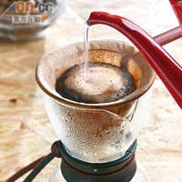 美國人的濾泡式咖啡就是將磨好的咖啡粉放在濾杯或濾紙中，然後用熱水沖泡、過濾，落到壺裏，這樣沖泡的咖啡會較為稀。