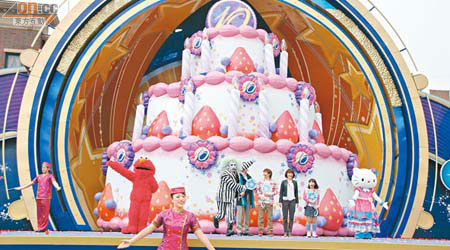 台上的地球會不斷開合帶出大型的舞台擺設，例如逾10米高的10周年大蛋糕。