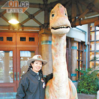 2.5米高的恐龍仔相當趣致，難得動作及質感均十分真實。
