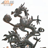 龍文化廣場上，擺放了以5,000公斤紫銅鑄造而成的飛龍雕塑。