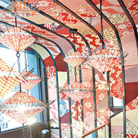 日本著名設計師佐藤茂用了亮麗的和布作店子裝飾，感覺猶如置身江戶時代的和食店。