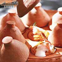 荷目鮮蝦魚肉 $148<BR>以泰國人用來盛載甜品的器皿，炮製這道紅咖喱菜式，蓋子揭開後傳來陣陣鮮香，十分誘人。