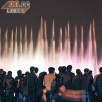 每晚在星湖旁，都有音樂噴泉表演，眾多遊客市民圍觀。