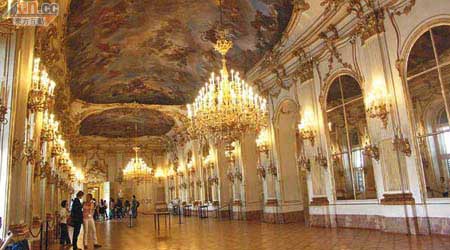 昔日宮廷大廳是舉辦大型活動場所，據說音樂神童莫札特，也曾在這裏為女王演奏過。