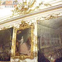 宮內掛滿大油畫，其中一幅（圖右）的右下方特別裝了一塊小膠片，用意是告訴大家，童年的莫扎特正隱藏在「人堆」中。