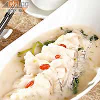 米皇浸龍躉 $148（小）<BR>湯底是以魚湯加米熬製而成，再以慢火將龍躉慢慢浸熟，魚肉極之嫩滑，湯底又濃又甜。