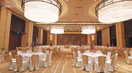 宴會廳設巨型的水晶吊燈，高高的樓底氣派十足。
