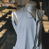 外套前片的準備，以保證外套的袖孔和肩部完美契合。 縫出外套前褶和側褶，然後與前片組合，使用指定的西里西亞棉布完成外袋（帶滾邊）和內袋的製作，熨燙外套前片。 