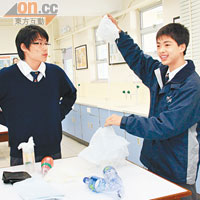 朱志宏（左）與簡振星（右）希望令製成品更瑧完美，所以在比賽期間不斷在實驗室進行各種試驗。