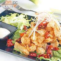 Szechwan Calamari $108<br>四川風味的炸魷魚口感脆卜卜，表面黏滿花椒粒及辣粉，另可蘸帶檸香的蛋黃醬來吃。