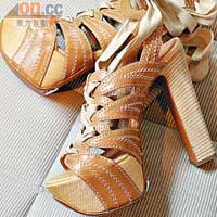 鞋底混合Straw與木的Azzedine　Alaia高踭鞋，啡色皮革部分以Straw shoes編織方式為藍本，充滿自然質感。（$10,200）
