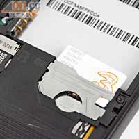 記憶卡支援熱插拔，不過更換SIM卡就必須拆電。