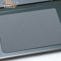 特大玻璃觸控板設計一如MacBook，但略嫌過分靈敏。