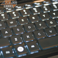 背光式鍵盤在低光環境下自動亮着，方便輸入文字。