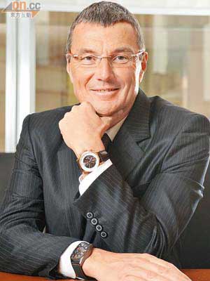 Tag Heuer主席兼行政總裁Jean-Christophe Babin早前到港，率先戴上最新發表的Carrera Mikrograph計時手錶（上）及Carrera MP4-12C飛返手錶（下）。