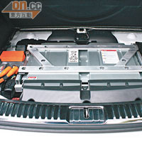電池置於車尾地台底，不會影響車廂空間。