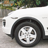 採用Cayenne S Ⅲ樣式輪圈，輪胎的尺碼為255/55 R18。