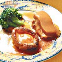 宴會中最貴重菜式非靈芝菇燴鮑魚莫屬，入口味道香濃。