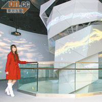 360度立體投射展覽<br>高6米、貫穿兩層樓的大型立體投射裝置，呈現香港今昔面貌，遊人可以行住睇，感受360度的震撼。