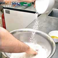 Step 1 將材料混合搓製麵糰，而為確保濕度適中，或需邊搓邊下麵粉。