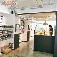 店子以黑白色為主調，帶點型格，看到貨架才知這是間手造糖果店。