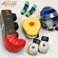 練拳裝備<br>練拳時可以拳套、頭盔來保護身體，啞鈴及攻防板則作輔助訓練之用。