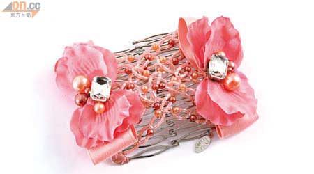 粉紅花花髮夾 $580<BR>由左右兩邊的髮夾組成，可用來裝飾辮子或髮髻。