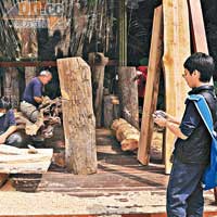 漂流木手作坊<BR>漂流木是因宜蘭多雨，隨山洪從山上沖下來的木頭，被藝術家用來製造家具或擺設，可說是台灣東部特有的文化。