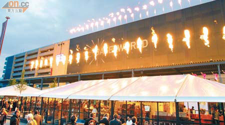 每年都在BaselWorld期間舉行大型派對的Breitling，今年租下主會場對面的Hall 3舉行派對，每晚黃昏時分更有大型煙火及大班美女特工進場演出，場面壯觀。
