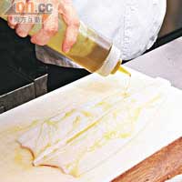 Step 2 塗上橄欖油和灑上適量鹽後，放入烤爐烤焗約5分鐘，直至熟透。