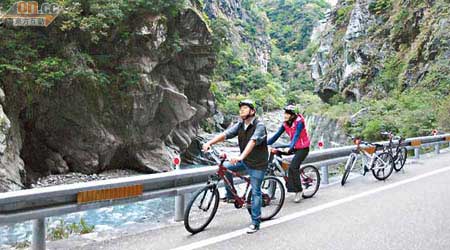 黃昏5點後，太魯閣公路上車量頓減，正是騎單車的好時機。