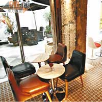 餐廳設有露天位，以峇里來的家具，配合一片青葱，感覺悠閒。