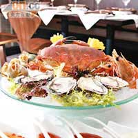 Chilled Seafood Platter $598/2位用<BR>由廚師精選的時令海鮮拼盤包括麵包蟹、翡翠螺、生蠔、鮮蝦，完全滿足到海鮮迷。