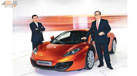 萬眾矚目的McLaren MP4-12C到港，由（左）森那美香港汽車業務董事總經理吳聞強先生及McLaren Automotive中東、非洲及亞太區區域總監Ian Gorsuch主持揭幕。