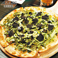 黑松露火箭菜比薩：薄身Pizza加上即磨的黑松露及罕見的火箭菜，即叫即焗。售價：$168