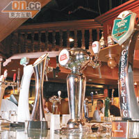 木製吧枱是店內特色，看着Bartender為你注滿啤酒，是一種享受。