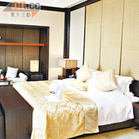 房間的設計及布置，融合了時尚與古典風情。