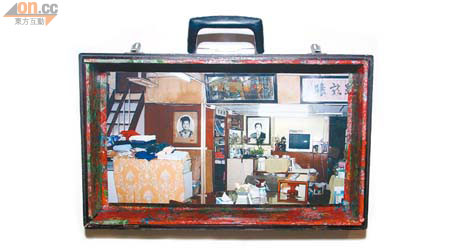 皮篋形相架玩味十足，內裏的相片是灣仔藍屋74A房，攝於2002年。