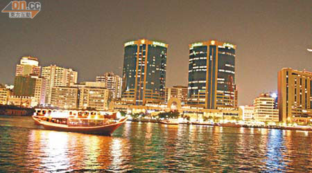 杜拜市的兩岸夜景極之漂亮，在船上可以慢慢欣賞。