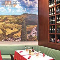 餐廳內的巨大掛畫，是老闆特地找人仿照意大利Umbria的風景繪畫，旁邊的大酒櫃則陳列着不同的意大利葡萄酒。