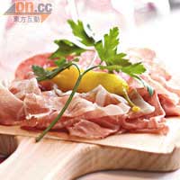 Meat on a Board（Two Items） $65<BR>冷切拼盤上的Salami Milano和Prosciutto di Parma，都是從意大利運到，充滿意國風味。