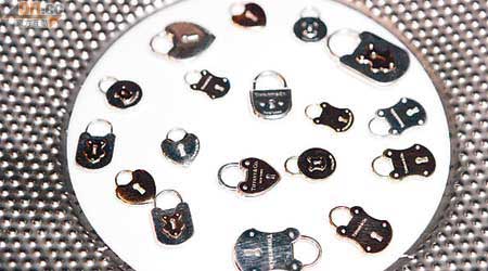 五款Tiffany Locks吊墜分別由18Ｋ黃金、玫瑰金、純銀及鑽石打造，由細至特大size都有，方便配襯不同造型。