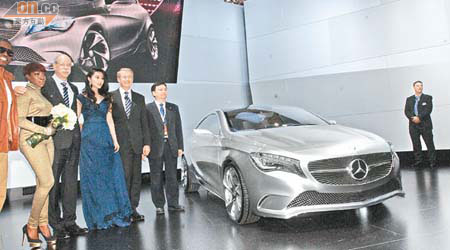 平治汽車發布會上，由Dr. Dieter Zetsche（Chairman of the Board of Management of Daimler AG and Head of Mercedes-Benz Cars）（左二）主持，並邀請到內地人氣演員范冰冰（右三）到場。