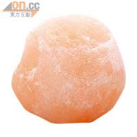 來自喜馬拉雅山的岩鹽，帶有微微的粉紅色，原本為一舊大的結晶體，用時可自家磨成粉，而市面上亦有已磨好的製成品出售。