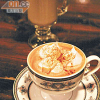 Cappuccino上面一層厚厚的奶泡，又香又滑，W5,000（約HK$36）。
