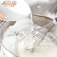 在蛋白中逐少加入糖，再加入白醋及雲呢拿油。期間須不斷攪拌，直至蛋白打至完全滑身及濃稠為止。