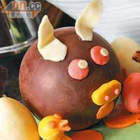 大廚設計了多款造型得意的朱古力擺設，如iPhone遊戲裏的Angry Bird與豬仔，與大家歡度復活節。