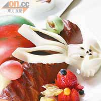 朱古力慕絲蛋糕用上法國85%朱古力製造，味道濃郁，海綿蛋糕中間夾着榛子慕絲，伴以可愛的賓尼兔，很Kawaii。