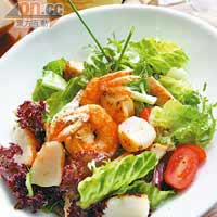 Chef Salad Deluxe $98<BR>十分足料的Chef Salad用上澳洲帶子、虎蝦、雞肉、芝士及番茄炮製，豐富美味。