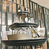 餐廳羅列多款來自法國普羅旺斯的優質葡萄酒，於藝術盛宴讓食客品嘗。